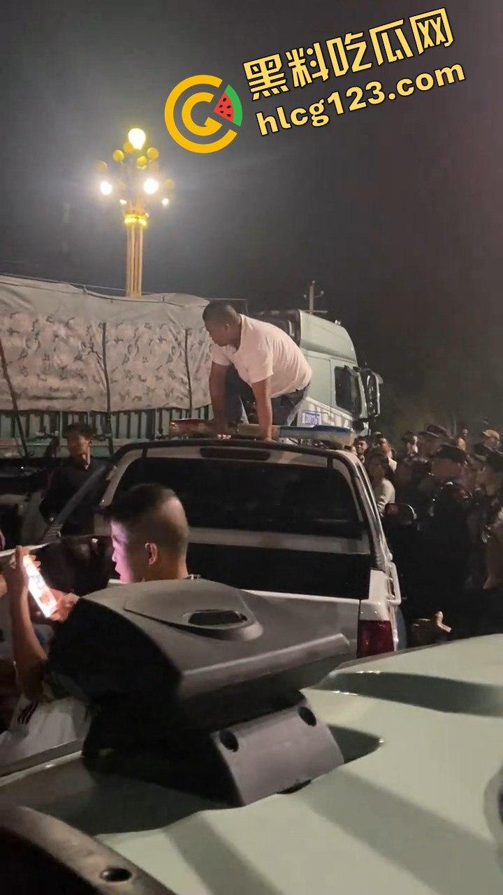 邯郸魏县北环大堵车,疑似挂车司机为伸冤硬堵路,现场一片混乱!-12