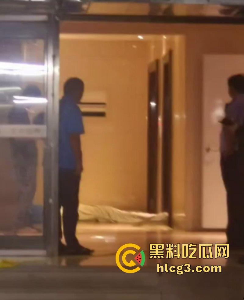 电梯刚交付一年!业主被困电梯扒门自救坠井身亡!-4