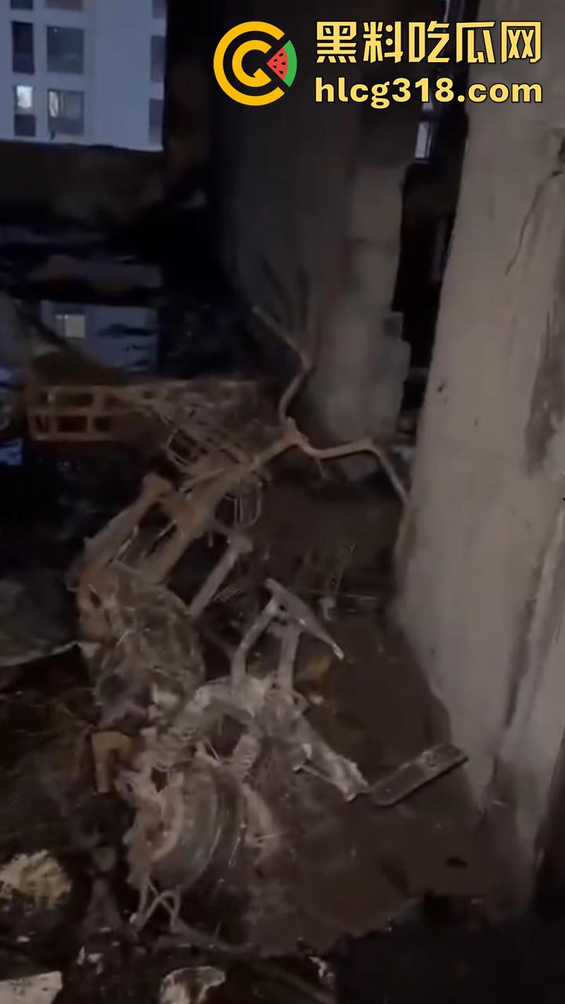 青岛电瓶车飞线充电，发生爆燃造成严重火灾，现场画面触目惊心，清晰听见传来的爆炸声！-7