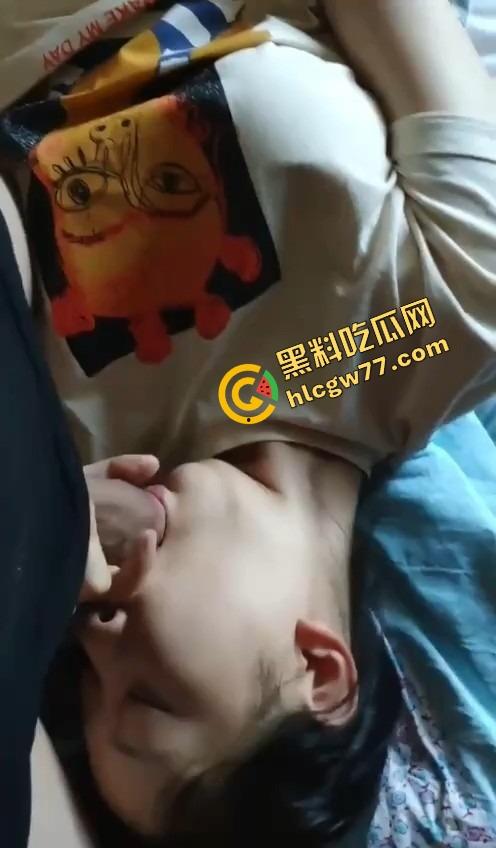 厦门麦田科技公司那位骚得出水的同事,白天穿职业装端茶递水,晚上脱光给人跪着舔屌求内射!-9