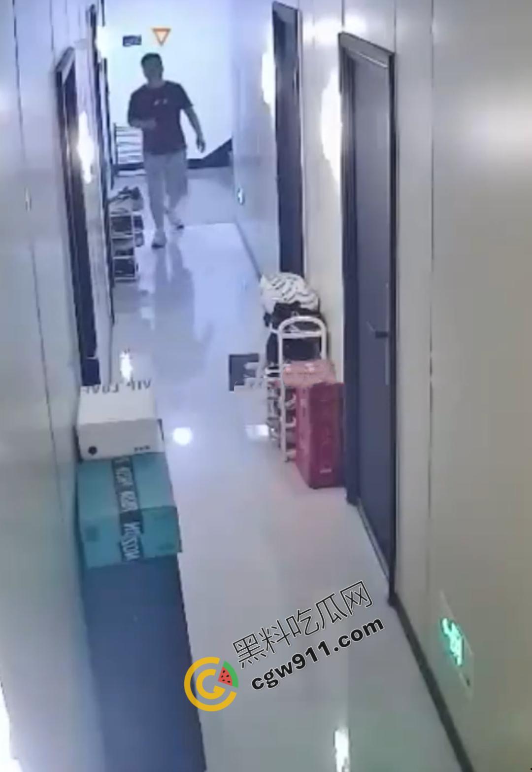 惊悚!变态佬深夜骚扰独居女,偷鞋拍照,诱骗开门,监控揭露惊人阴谋-1