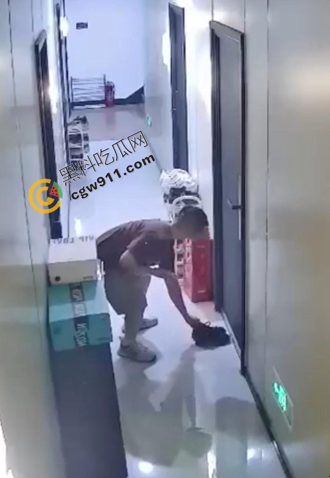 惊悚!变态佬深夜骚扰独居女,偷鞋拍照,诱骗开门,监控揭露惊人阴谋-3