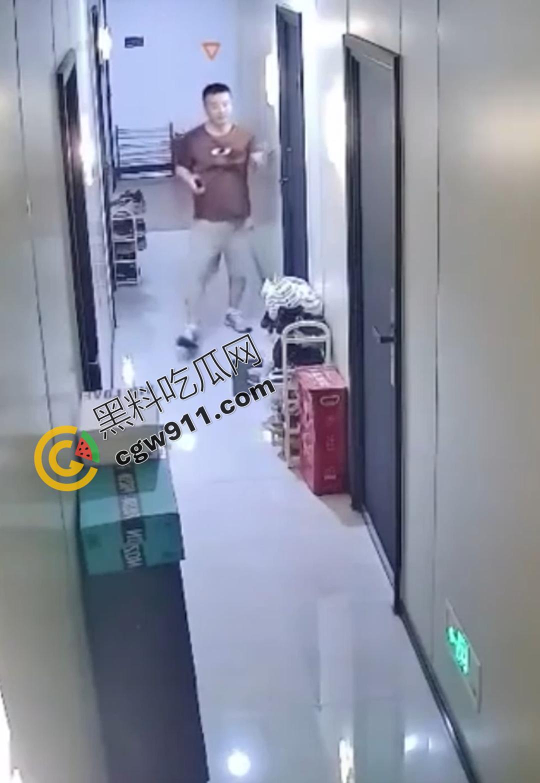 惊悚!变态佬深夜骚扰独居女,偷鞋拍照,诱骗开门,监控揭露惊人阴谋-6