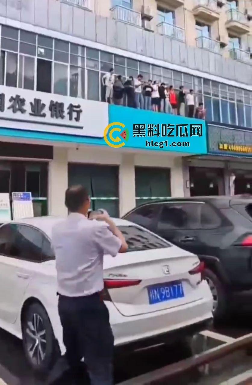 广西钦州钦北区宫保街 二楼商铺发生火灾 现场熊熊烈火 接警后火已扑灭 原因正在调查-2