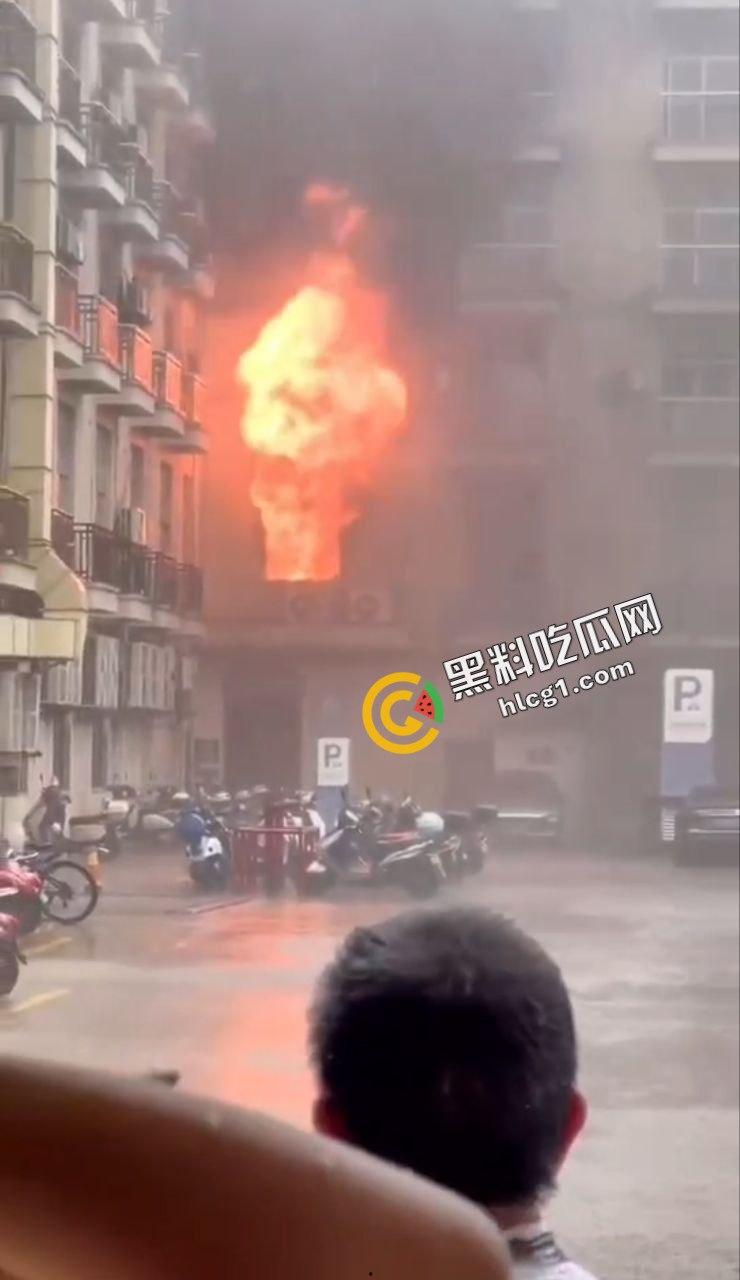 广西钦州钦北区宫保街 二楼商铺发生火灾 现场熊熊烈火 接警后火已扑灭 原因正在调查-4