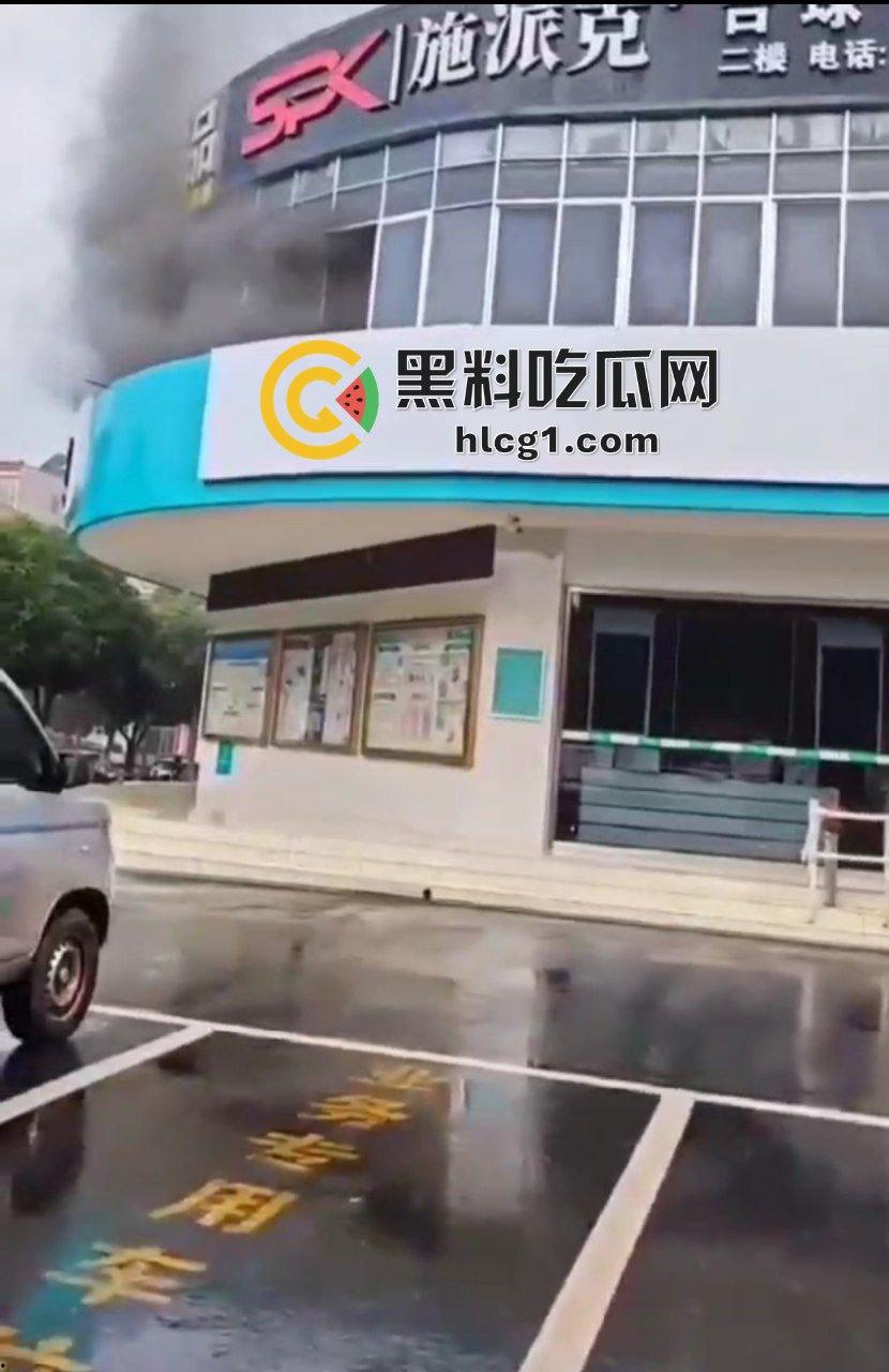 广西钦州钦北区宫保街 二楼商铺发生火灾 现场熊熊烈火 接警后火已扑灭 原因正在调查-5