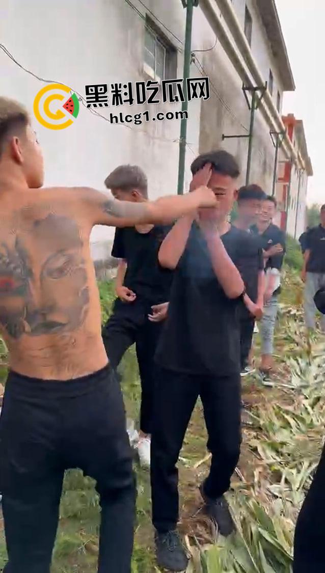 快手大瓜!河南林州红脸社霸凌围殴全集视频! 古惑仔的河南本土化 哥哥你满嘴靠嫩娘真帅-3