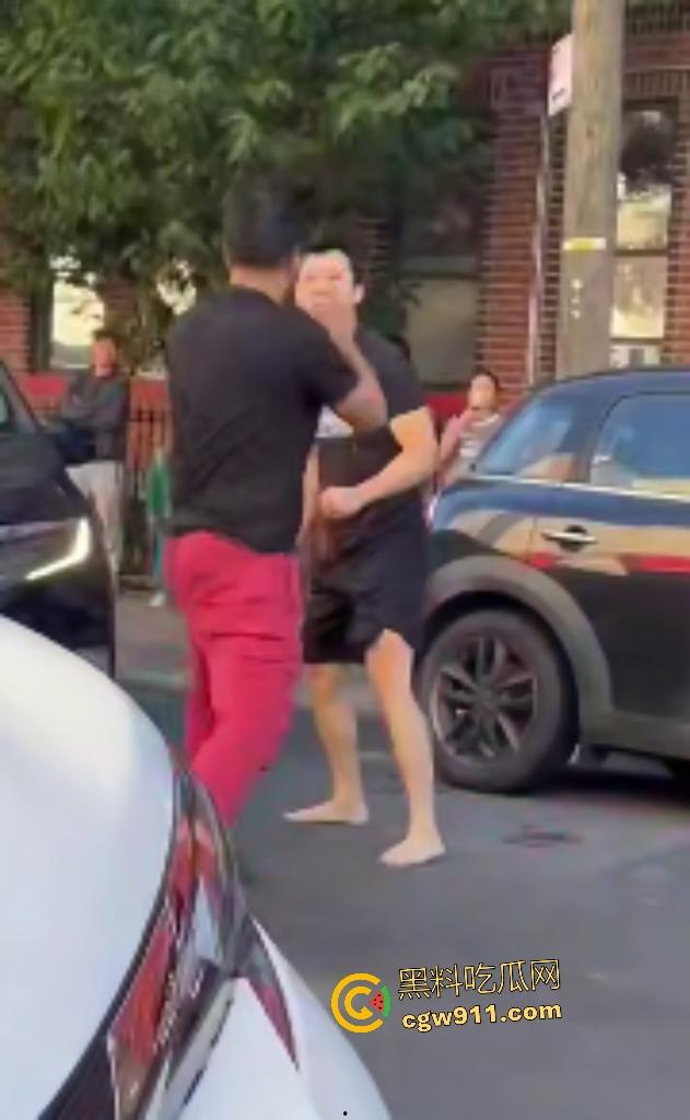 美国街头白人种族主义者狂喷黄种人歧视辱骂，被黄种拳皇暴揍成狗，嚣张叫嚣come here还挨拳反杀！-2