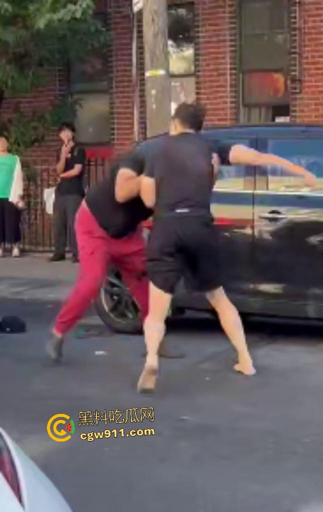 美国街头白人种族主义者狂喷黄种人歧视辱骂，被黄种拳皇暴揍成狗，嚣张叫嚣come here还挨拳反杀！-4
