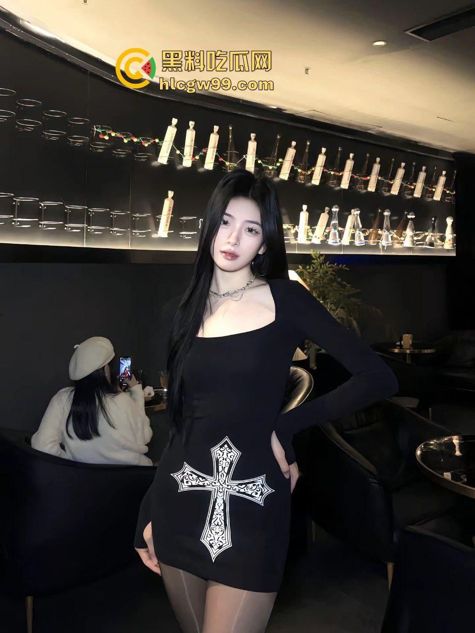 抖音极品黑丝御姐骚鸡【nss】早期诱惑露奶淫荡私拍被曝光,竟然还与大哥开房性交易!原创独家流出!-3