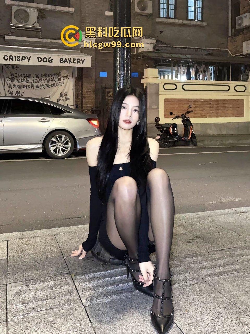 抖音极品黑丝御姐骚鸡【nss】早期诱惑露奶淫荡私拍被曝光,竟然还与大哥开房性交易!原创独家流出!-4