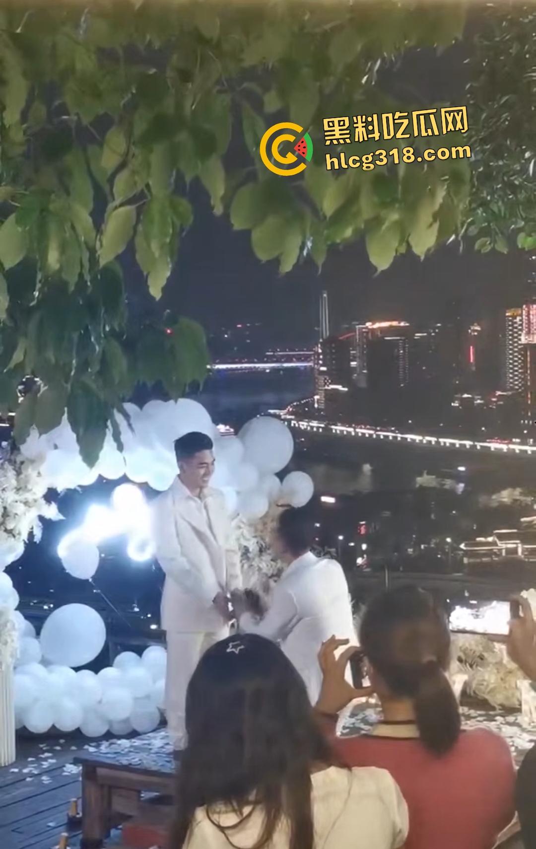 成都gay情侣白西装婚礼炸裂！亲朋好友围观拥抱亲嘴，包容度爆表还是直奔床榻吃鸡？-3