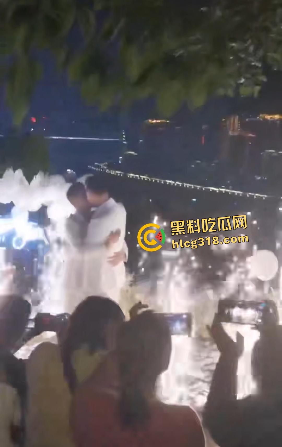 成都gay情侣白西装婚礼炸裂！亲朋好友围观拥抱亲嘴，包容度爆表还是直奔床榻吃鸡？-7