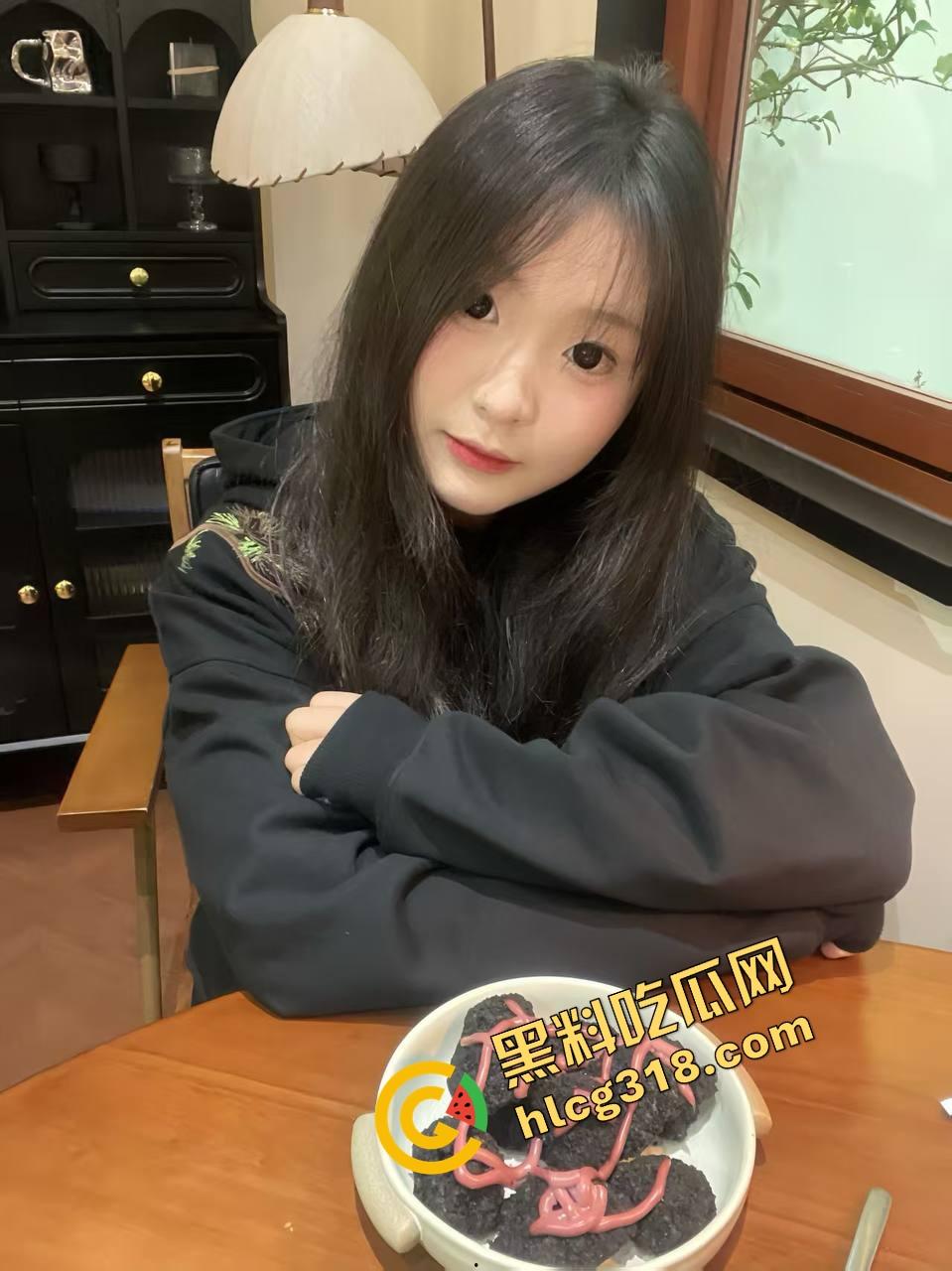 姐妹花双飞终于圆梦,老婆喝多睡死一边,小姨子主动骑上来床上偷偷操,全程肉香淫水横飞!-3