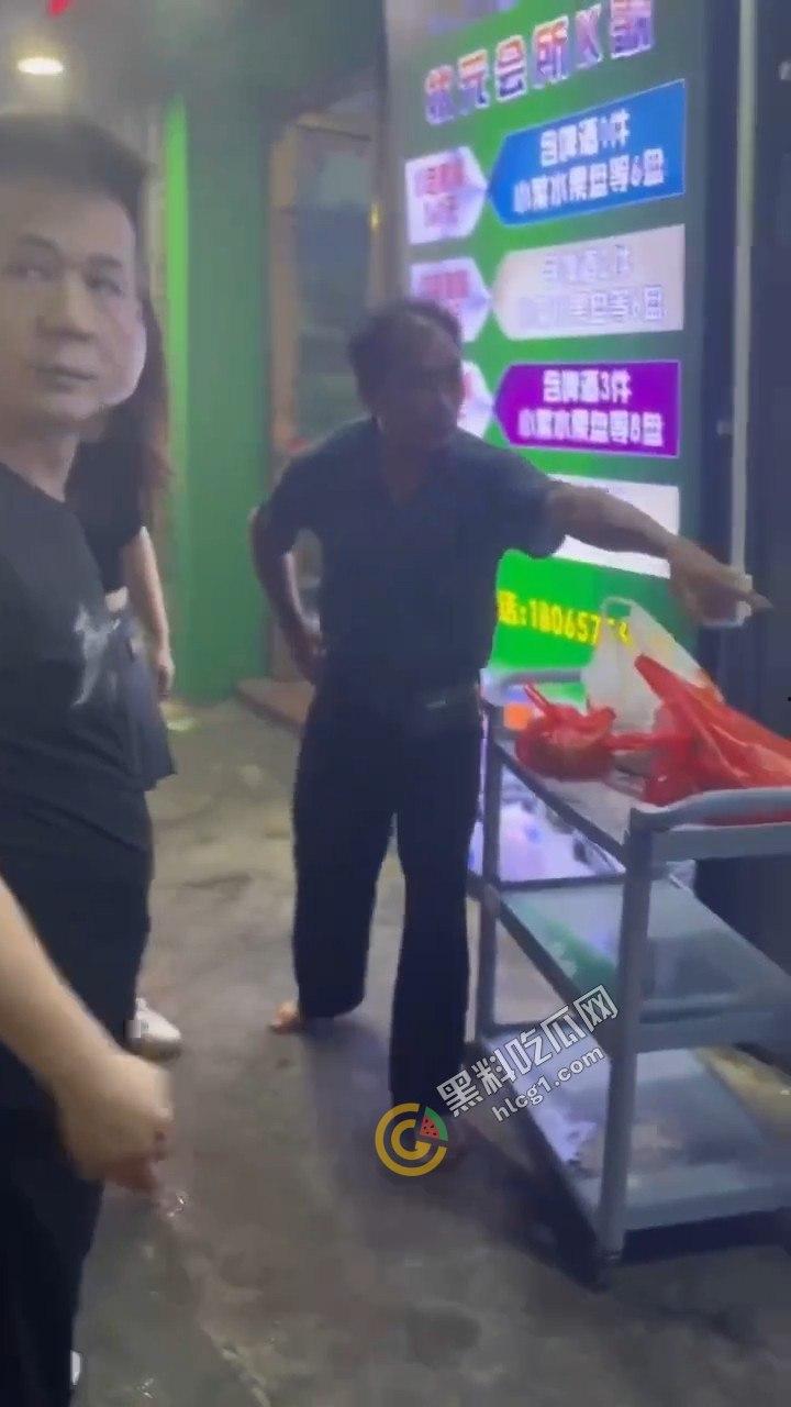 夜市吃宵夜竟引爆街头暴力!大爷挥菜刀怒斗,口角演变肢体冲突,市民目睹惊骇!-4