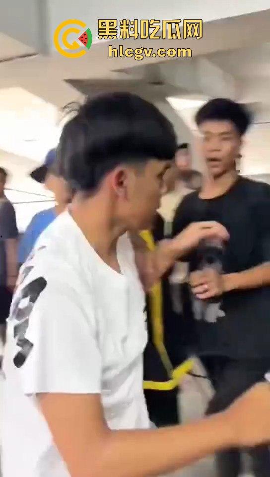 印尼小哥带别人老婆车震,被老公当场抓包!慌乱逃跑上演车库逃亡!-1