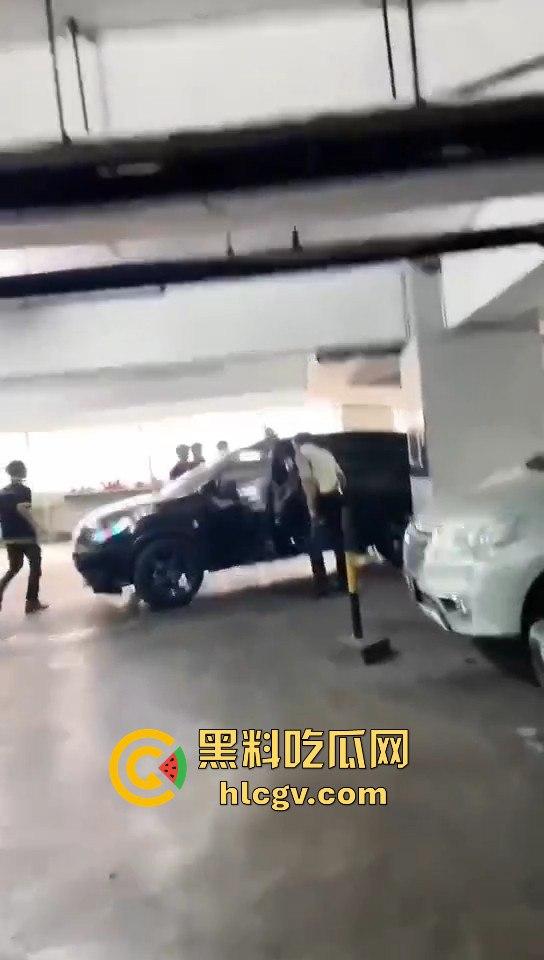 印尼小哥带别人老婆车震,被老公当场抓包!慌乱逃跑上演车库逃亡!-2