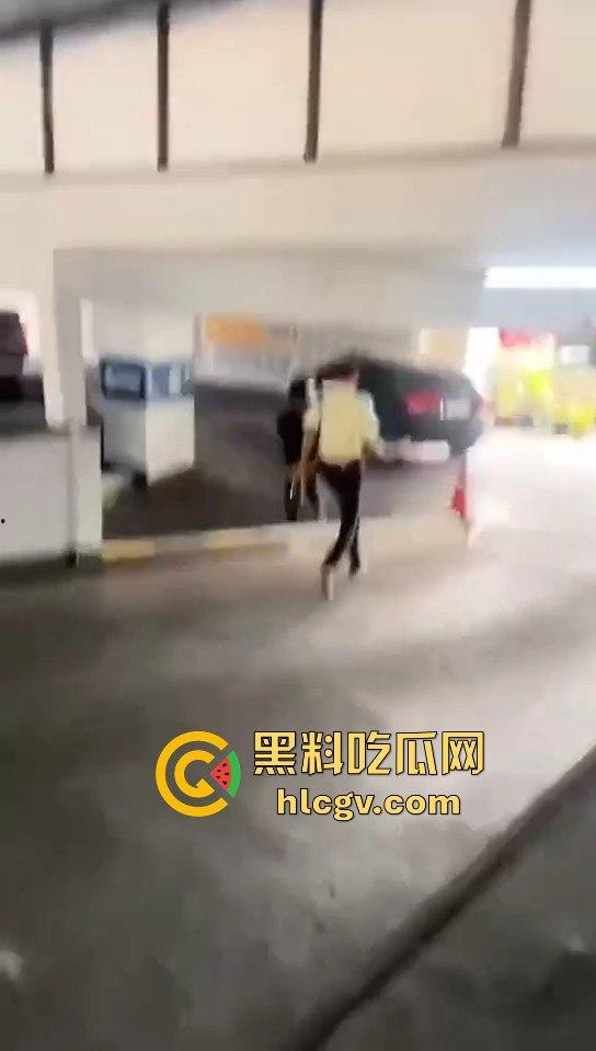 印尼小哥带别人老婆车震,被老公当场抓包!慌乱逃跑上演车库逃亡!-8