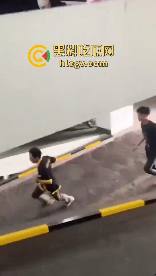 印尼小哥带别人老婆车震,被老公当场抓包!慌乱逃跑上演车库逃亡!-9