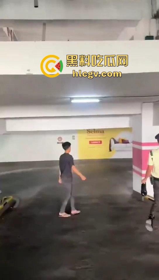 印尼小哥带别人老婆车震,被老公当场抓包!慌乱逃跑上演车库逃亡!-10