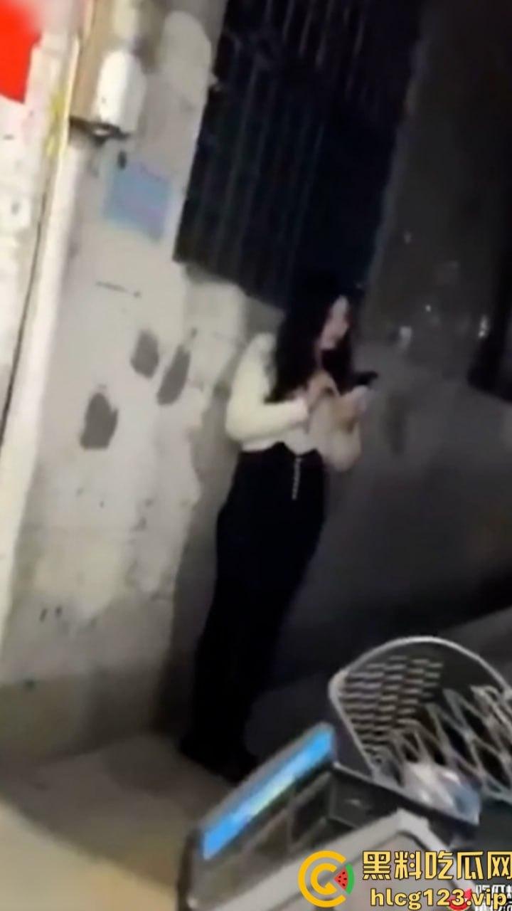 江苏无锡惊现“站街女” 成群结队的美女 上前一看发现她们不简单-3