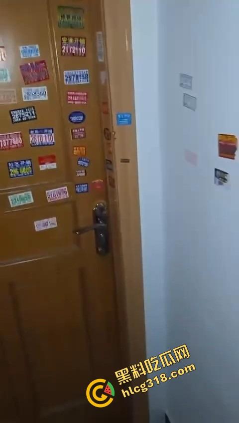 基佬约炮骗到瓜友聊天记录曝光，黑丝女装大佬脱裤惊现大吊，一夜情变基情，瓜友差点被开后门！-5