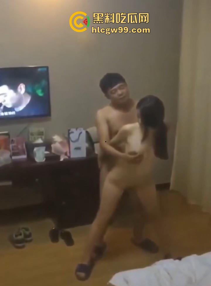 广州白云广场【唯美】民宿情人节情侣做爱惨遭偷拍，性感娇妻被后入式狂操浪叫连连，内容炸裂！-1