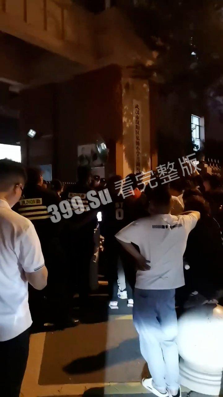 5.23 武汉汉阳弘桥小学 七岁孩子在校内遭老师开车碾压 后脑都压没了 校方拒绝提供监控 集体失声 家长集体讨说法-5