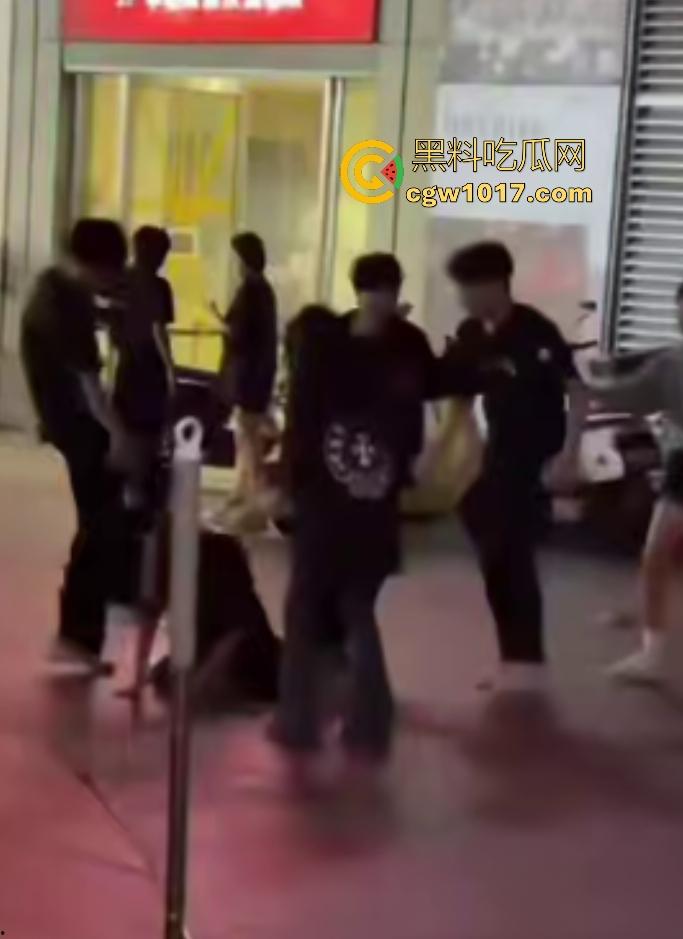 11月1日陕西西安精神小妹撞人骂街不道歉，遭精神小伙围殴踢肚狂飙，闺蜜龟缩不敢拦架，这内脏都要出血了吧！-7