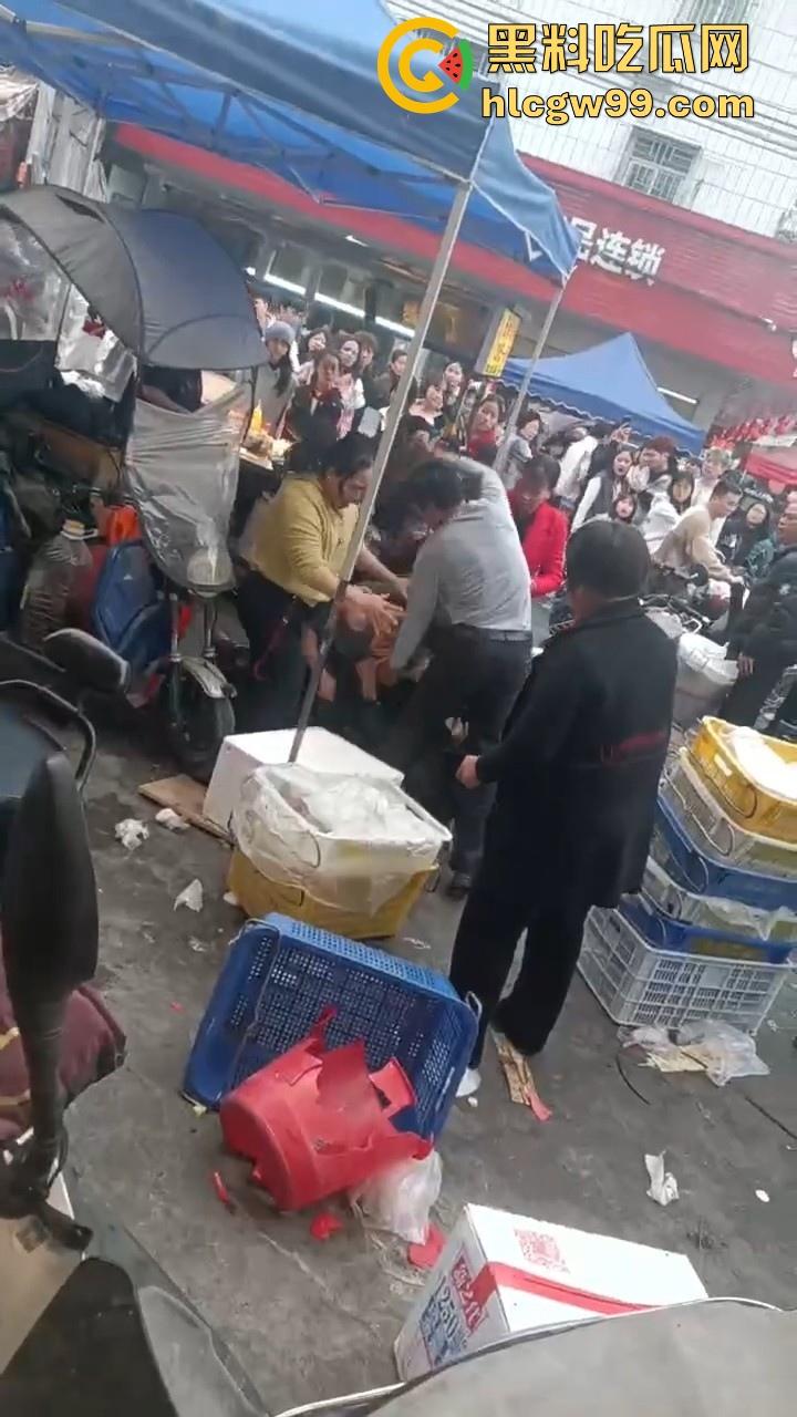广东汕头潮阳西胪市场因生意太曝火而遭同行报复，现当事人已进医院，现场惨烈曝光！-4