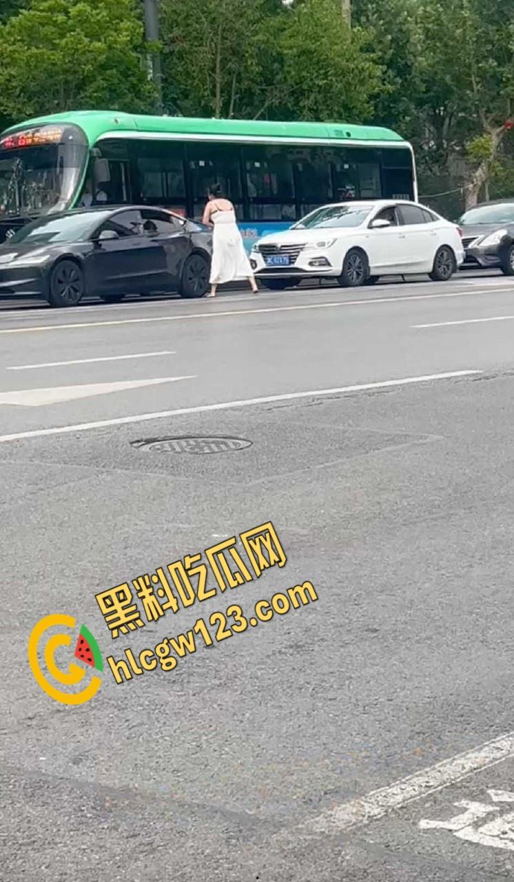 河南洛阳街头惊现症女子,机动车道持械狂砸多车,警方火速介入!-7