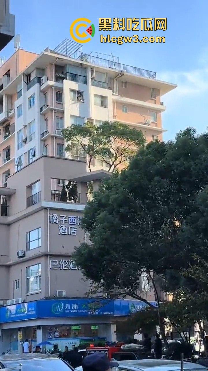 杭州拱墅区孩儿巷电梯爆炸!公寓楼成炸药包,玻璃渣满地伤亡情况不明,工人咋办了?-1