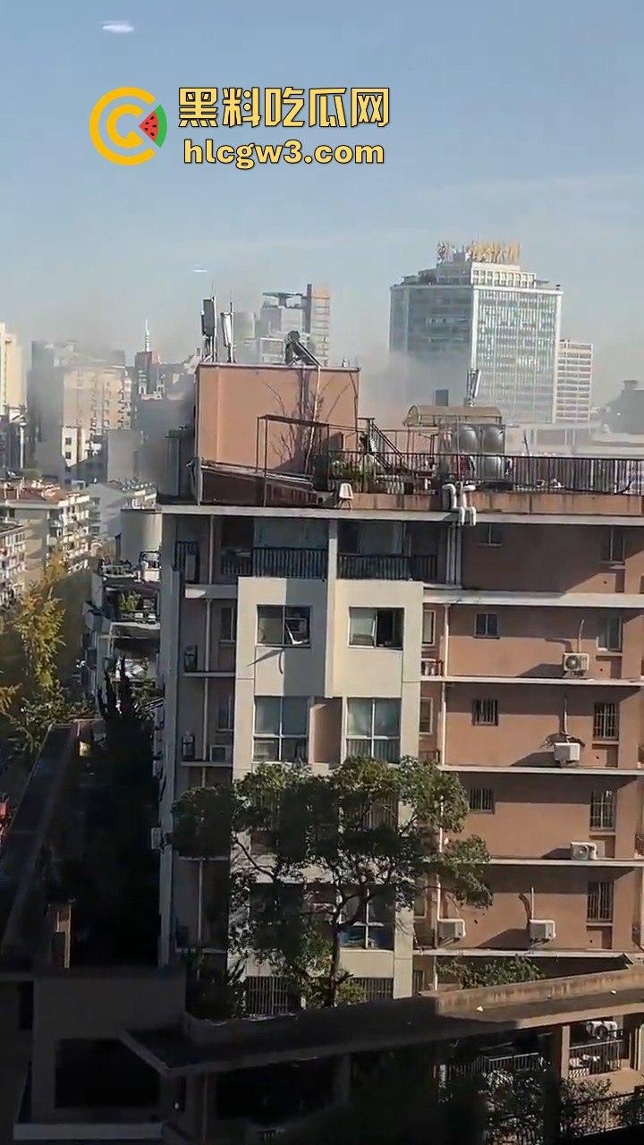杭州拱墅区孩儿巷电梯爆炸!公寓楼成炸药包,玻璃渣满地伤亡情况不明,工人咋办了?-4