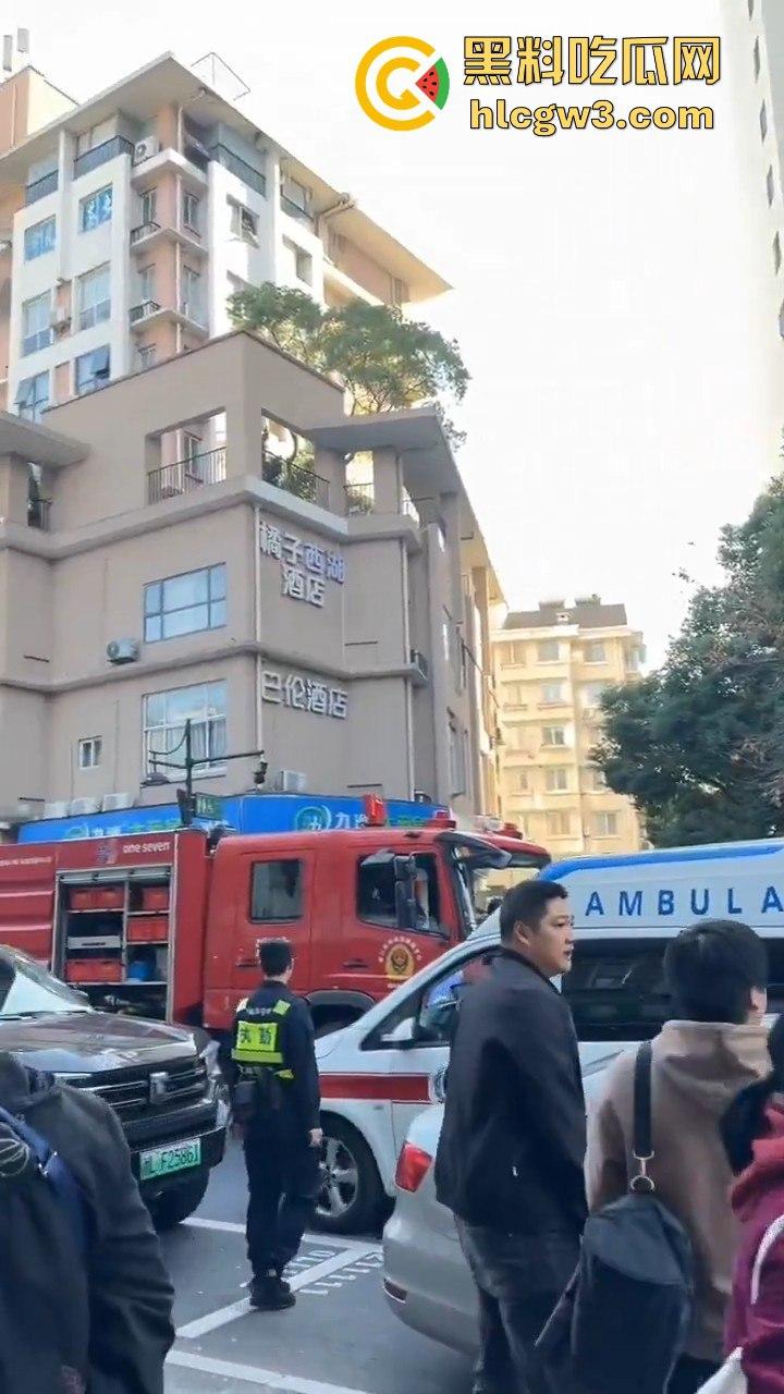 杭州拱墅区孩儿巷电梯爆炸!公寓楼成炸药包,玻璃渣满地伤亡情况不明,工人咋办了?-6