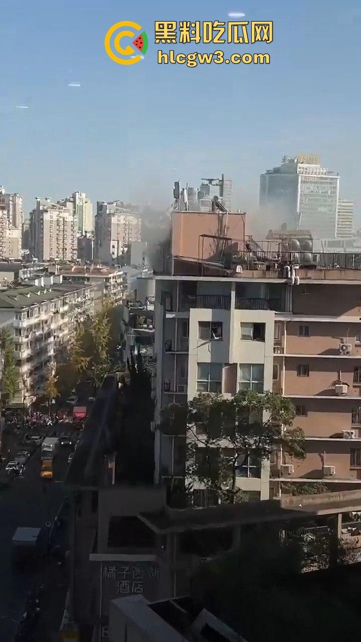 杭州拱墅区孩儿巷电梯爆炸!公寓楼成炸药包,玻璃渣满地伤亡情况不明,工人咋办了?-8