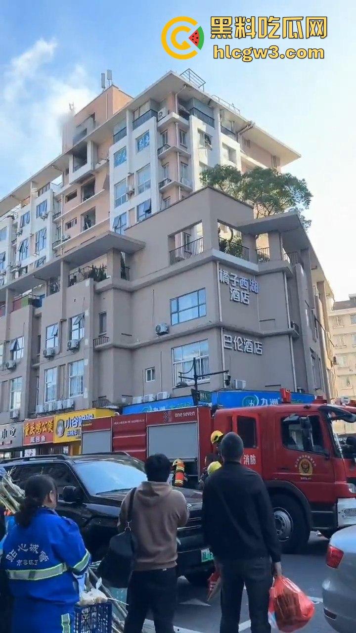 杭州拱墅区孩儿巷电梯爆炸!公寓楼成炸药包,玻璃渣满地伤亡情况不明,工人咋办了?-9