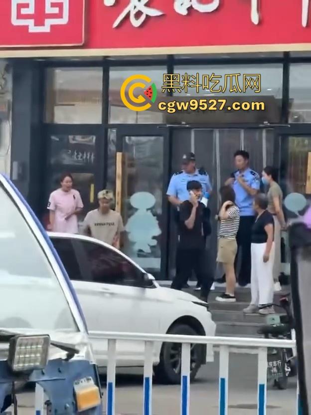 抖音热搜!唐山鸦鸿桥袁记串串香出轨事件曝光,老板娘出轨有妇之夫,被贴大字报全城派送,脸逼看得清清楚楚!-4