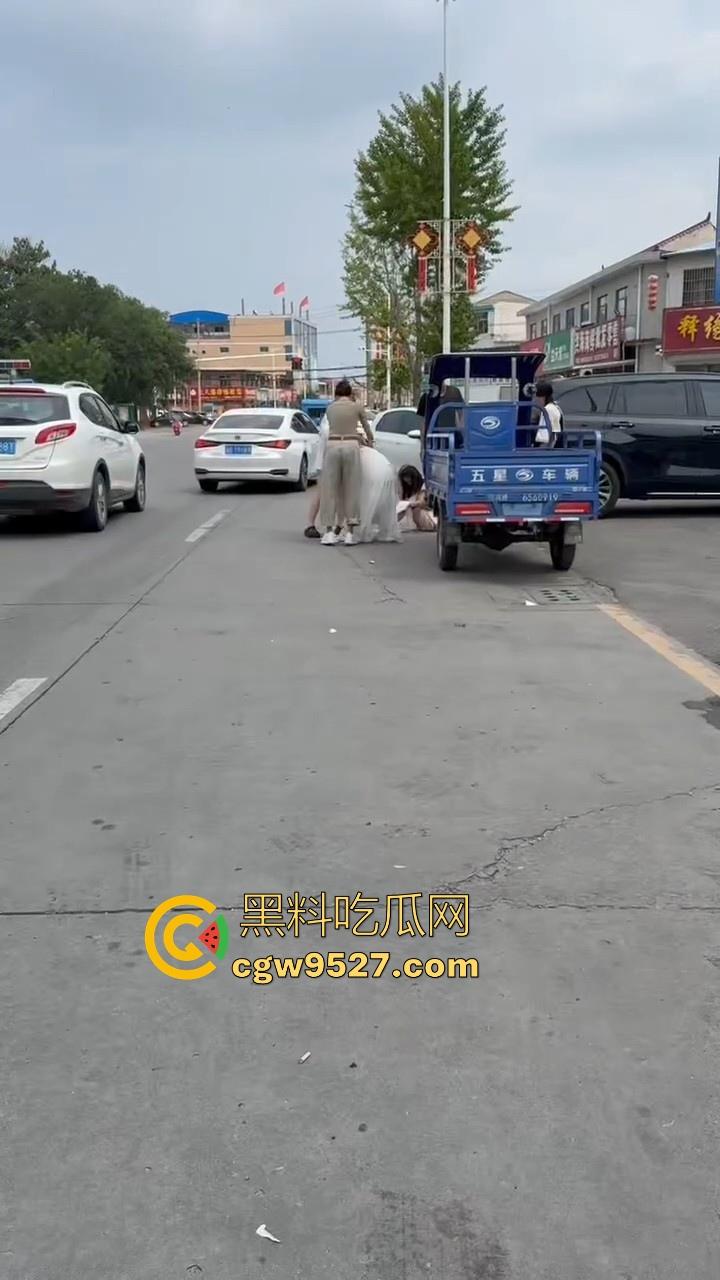 抖音热搜!唐山鸦鸿桥袁记串串香出轨事件曝光,老板娘出轨有妇之夫,被贴大字报全城派送,脸逼看得清清楚楚!-5