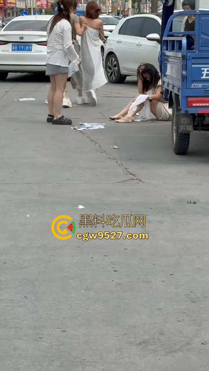 抖音热搜!唐山鸦鸿桥袁记串串香出轨事件曝光,老板娘出轨有妇之夫,被贴大字报全城派送,脸逼看得清清楚楚!-6