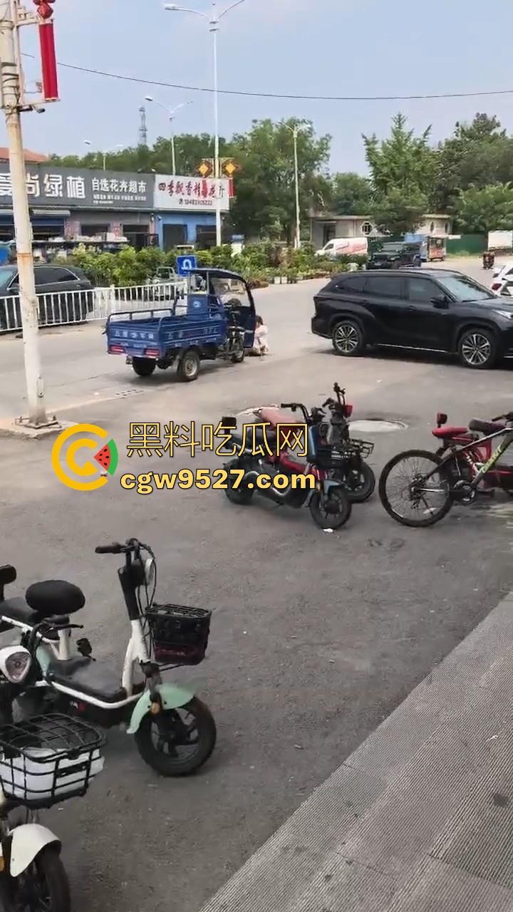 抖音热搜!唐山鸦鸿桥袁记串串香出轨事件曝光,老板娘出轨有妇之夫,被贴大字报全城派送,脸逼看得清清楚楚!-7