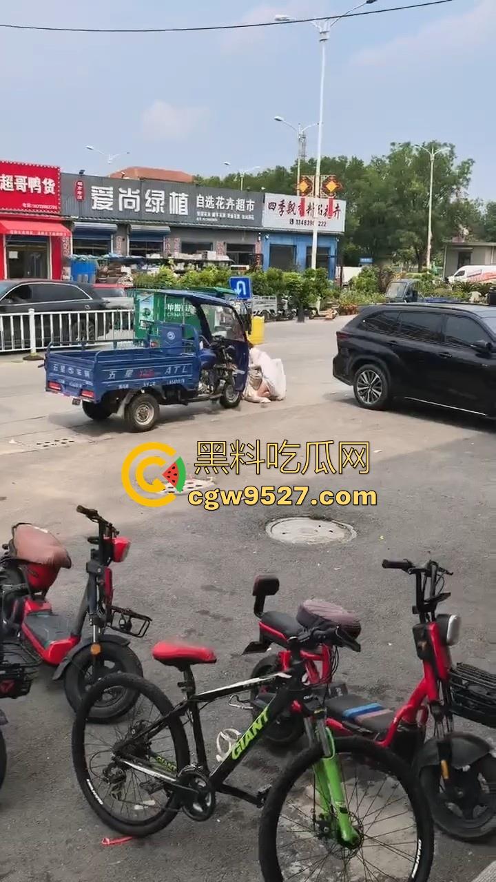 抖音热搜!唐山鸦鸿桥袁记串串香出轨事件曝光,老板娘出轨有妇之夫,被贴大字报全城派送,脸逼看得清清楚楚!-8