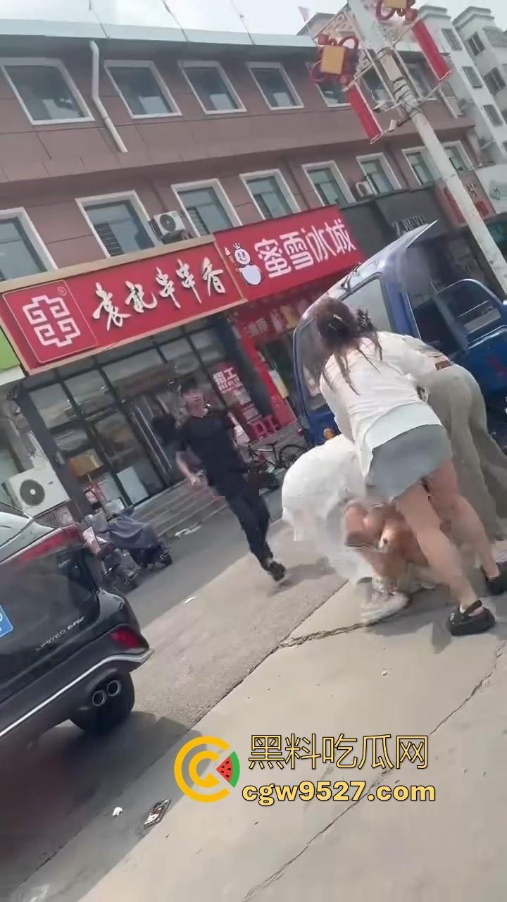 抖音热搜!唐山鸦鸿桥袁记串串香出轨事件曝光,老板娘出轨有妇之夫,被贴大字报全城派送,脸逼看得清清楚楚!-9