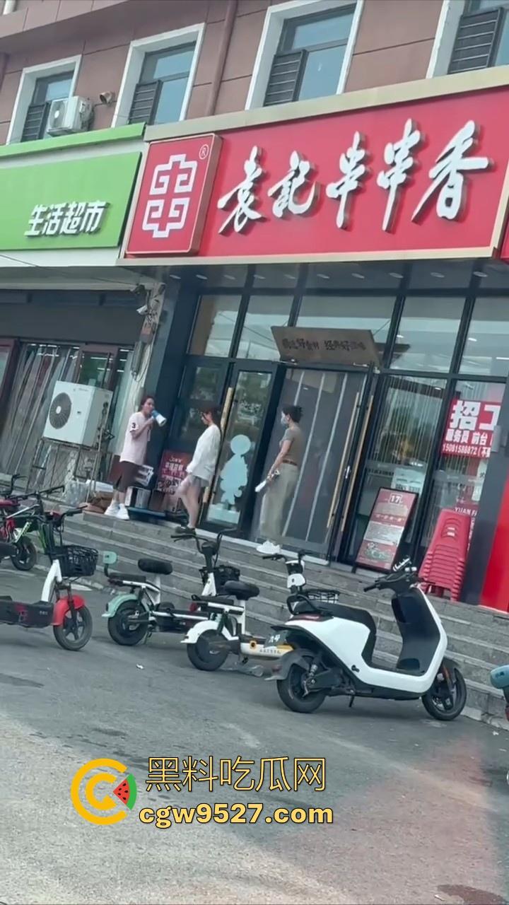 抖音热搜!唐山鸦鸿桥袁记串串香出轨事件曝光,老板娘出轨有妇之夫,被贴大字报全城派送,脸逼看得清清楚楚!-10