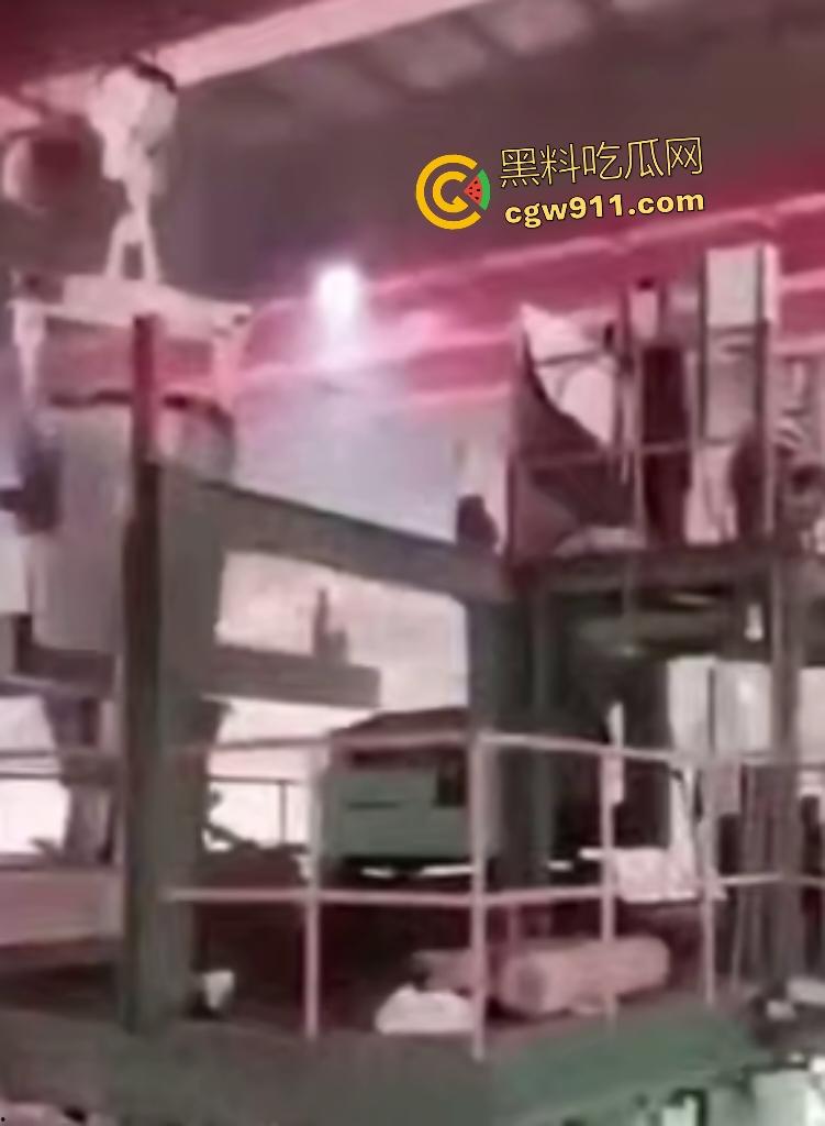 印尼钢厂几千度铁水不慎倾倒!二楼操作失误,数千度熔岩直接烫死工人,还能活下来就是祖坟积德!-6