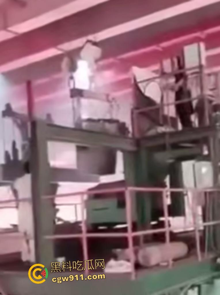 印尼钢厂几千度铁水不慎倾倒!二楼操作失误,数千度熔岩直接烫死工人,还能活下来就是祖坟积德!-7