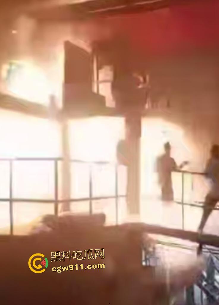 印尼钢厂几千度铁水不慎倾倒!二楼操作失误,数千度熔岩直接烫死工人,还能活下来就是祖坟积德!-8