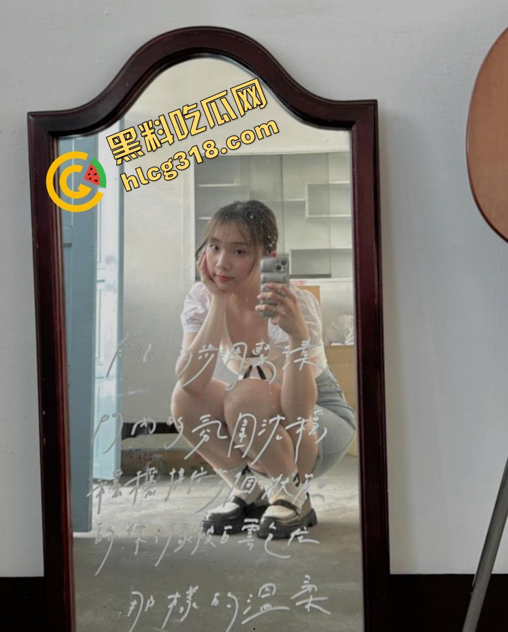 还是大学生最会玩,图书馆不光能看书,还能啪啪,书没翻一页,小穴倒是翻了个底朝天!-1