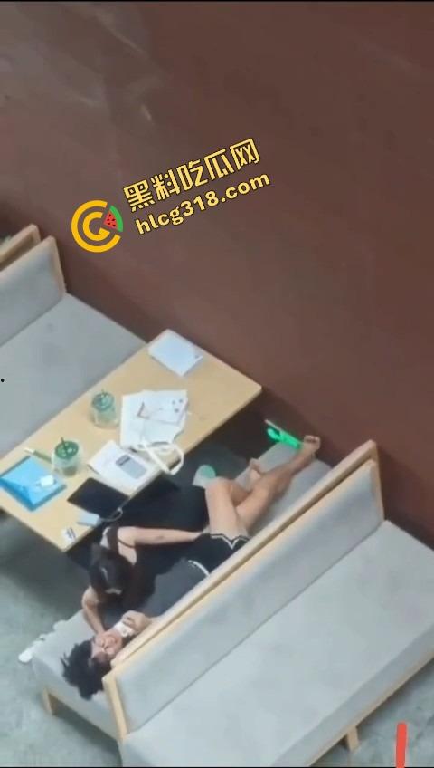 还是大学生最会玩,图书馆不光能看书,还能啪啪,书没翻一页,小穴倒是翻了个底朝天!-11