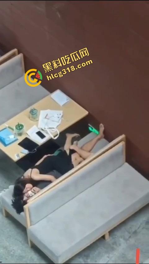 还是大学生最会玩,图书馆不光能看书,还能啪啪,书没翻一页,小穴倒是翻了个底朝天!-13