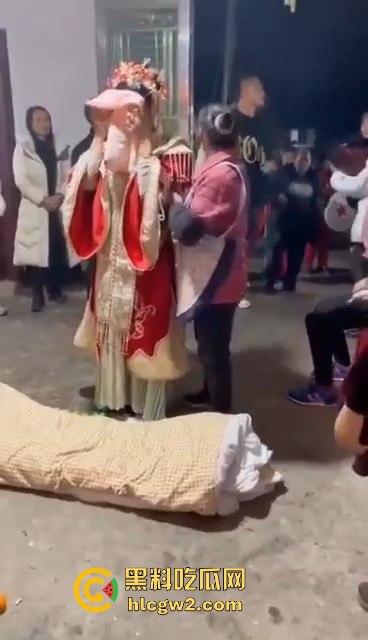 逆天风俗冥婚现场流出!女子哭嫁仪式骇人听闻,现实比影视剧更离奇,看得人发毛!-4